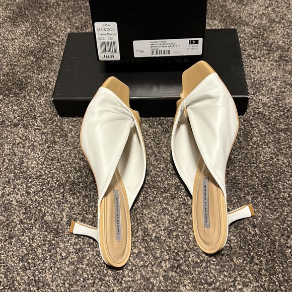 Cream sandals with kitten heel. - Picture 3 of 6